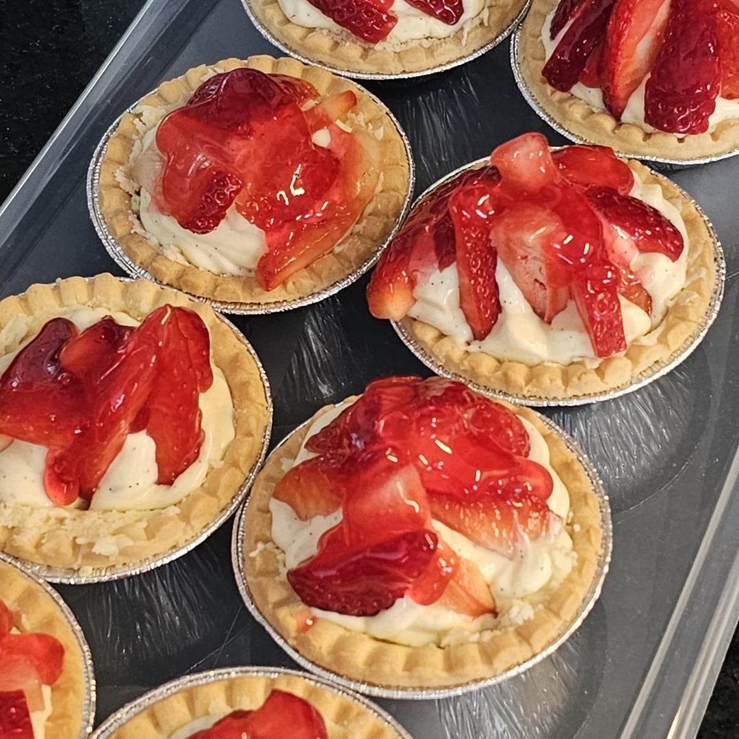 Strawberry tartlets with homemade vanilla cream in shortcrust pastry ...