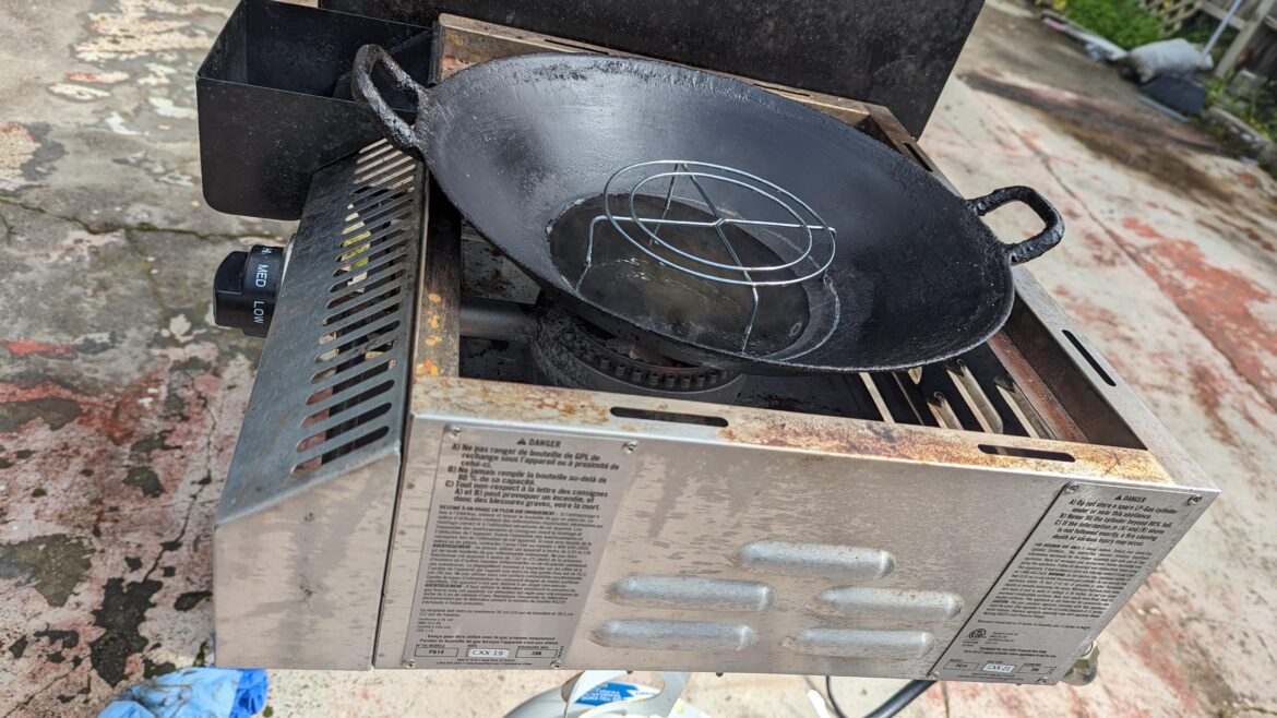 Wok on side burner look safe? Wok on side burner look safe?