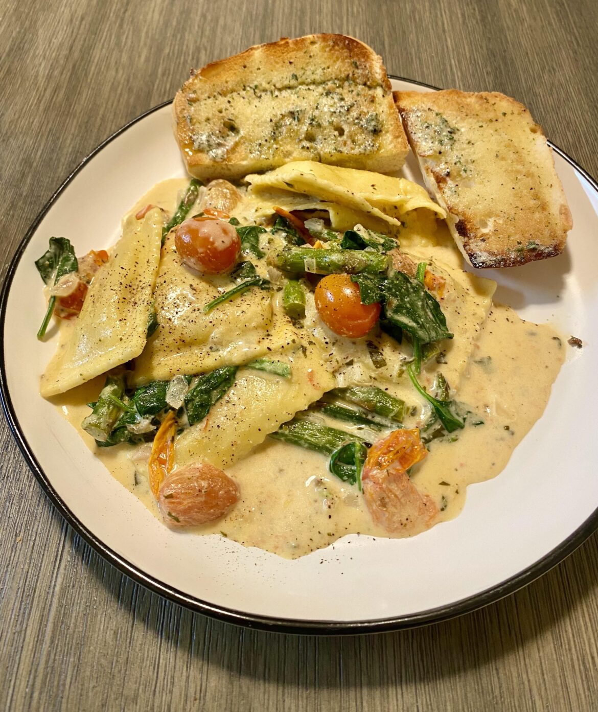 Ricotta ravioli with cherry tomatoes and garlic bread