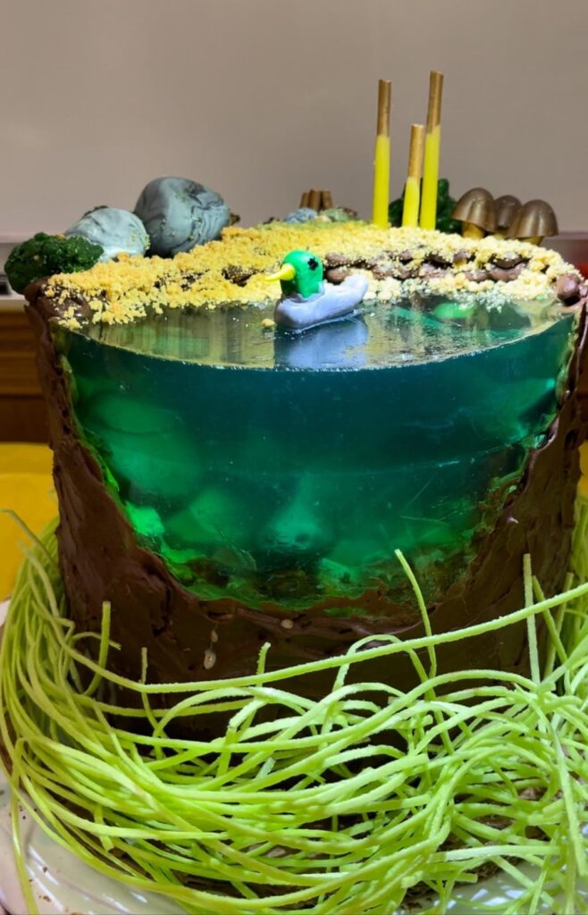 Pond cake with jello