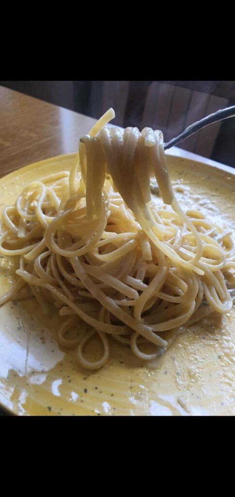 Spaghetti with gorgonzola cheese and extra virgin olive oil.