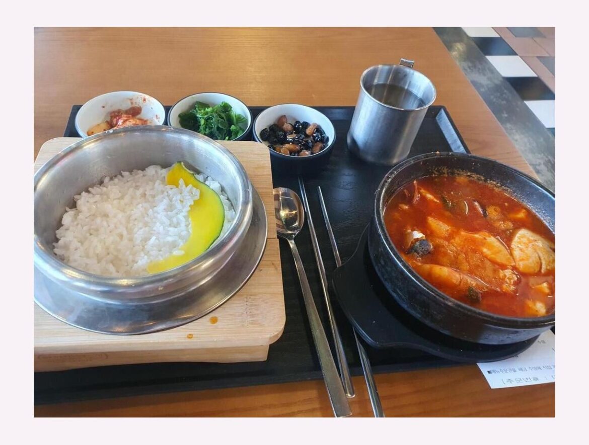 솥밥(pot rice) and 순두부찌개(spicy coft tofu stew)