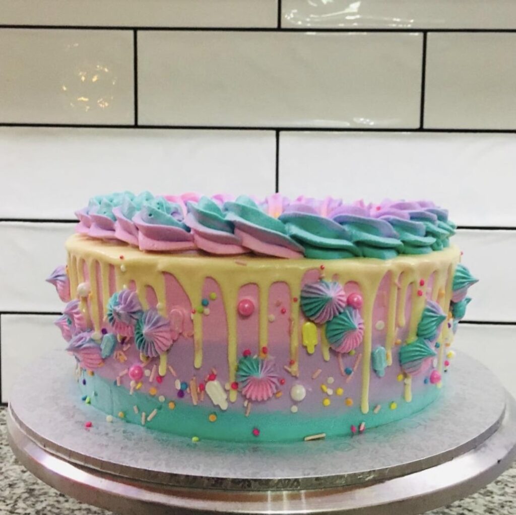 Tried a pastel rainbow themed cake ~