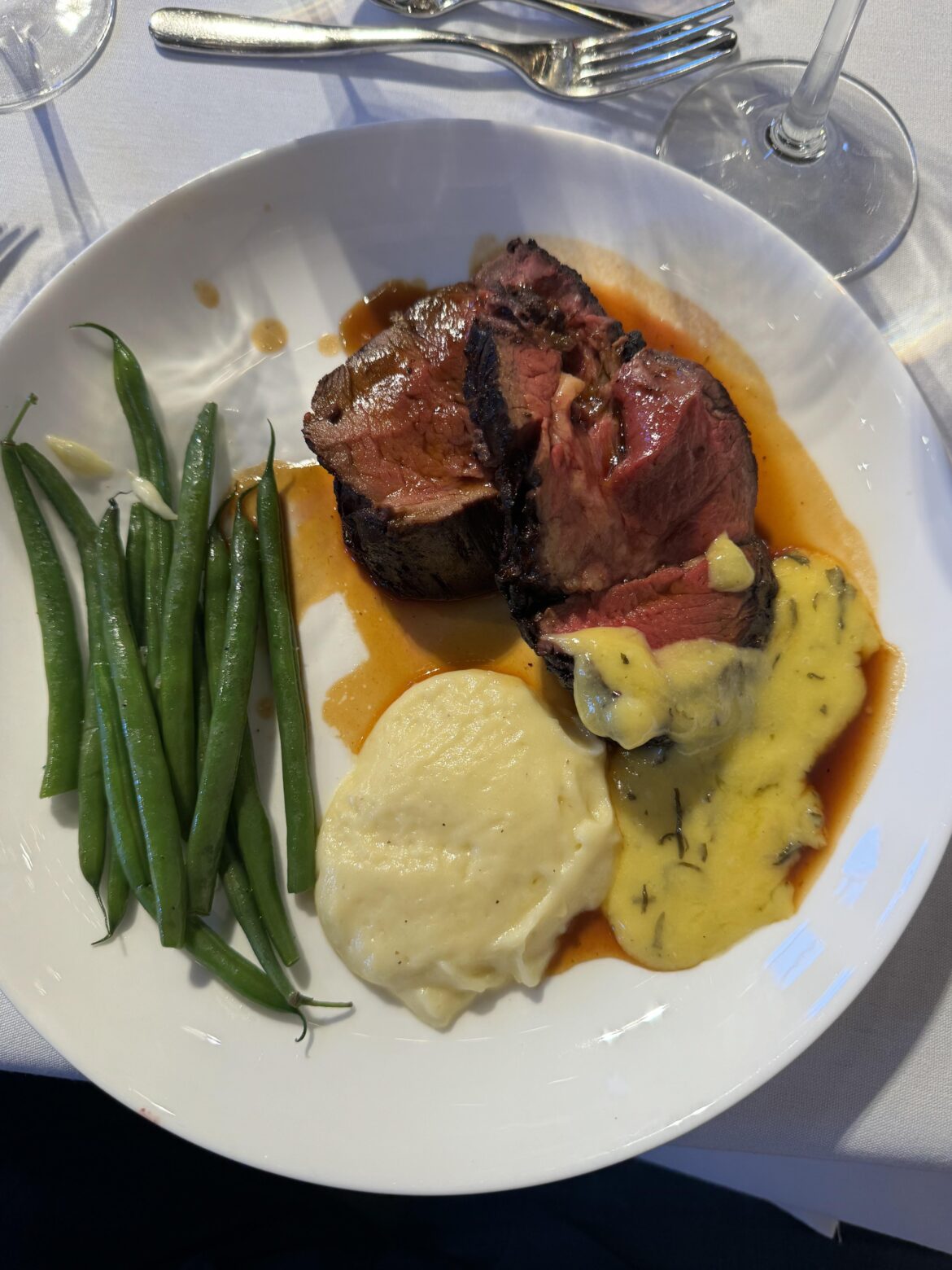 Chateaubriand with potato puree and haricot-vert