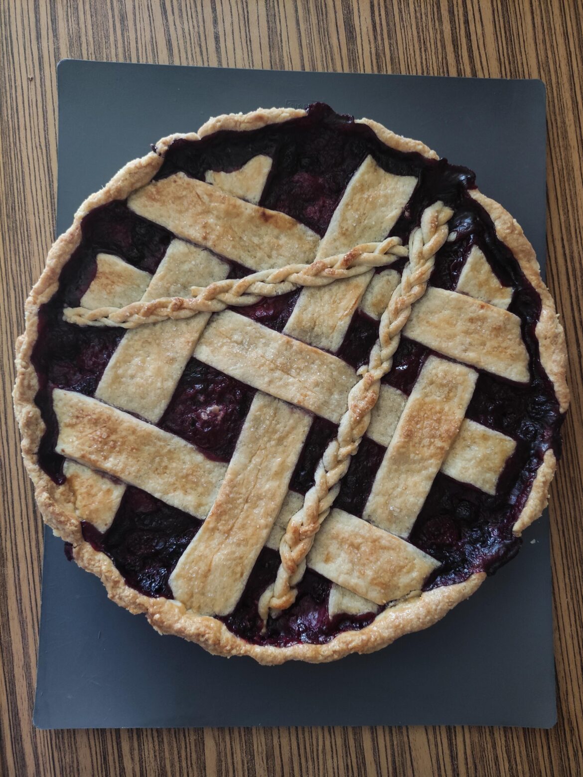 It's not the prettiest pie of the world, but it's the prettiest pie I made.