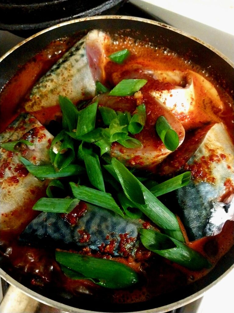 Oh, my God. I made stewed mackerel and ate two bowls of rice. Oh, my God. I made stewed mackerel and ate two bowls of rice.