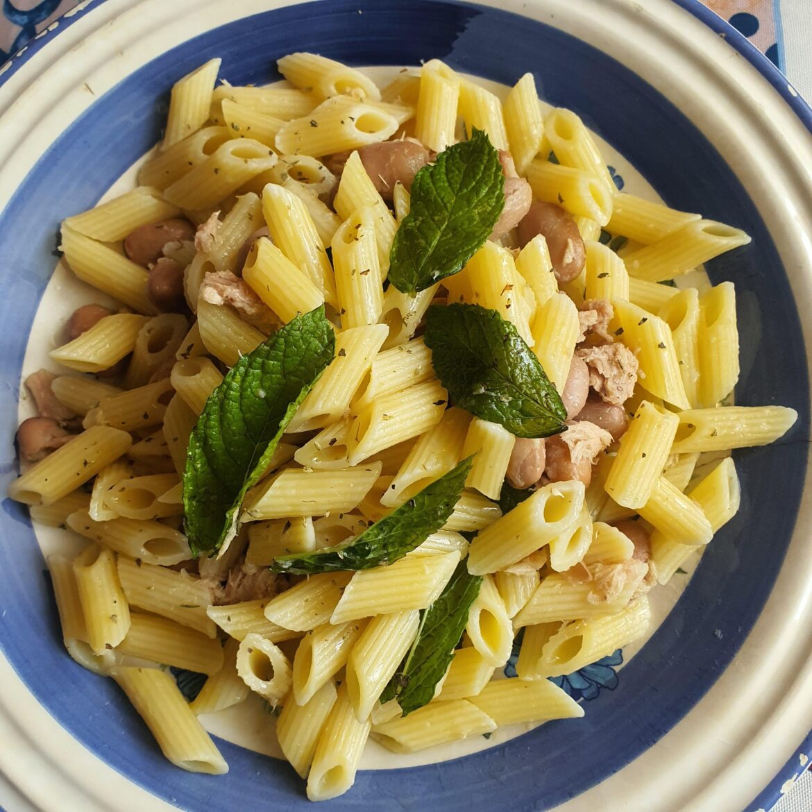 Half penne with tuna, beans, mint, oil, evo oil.