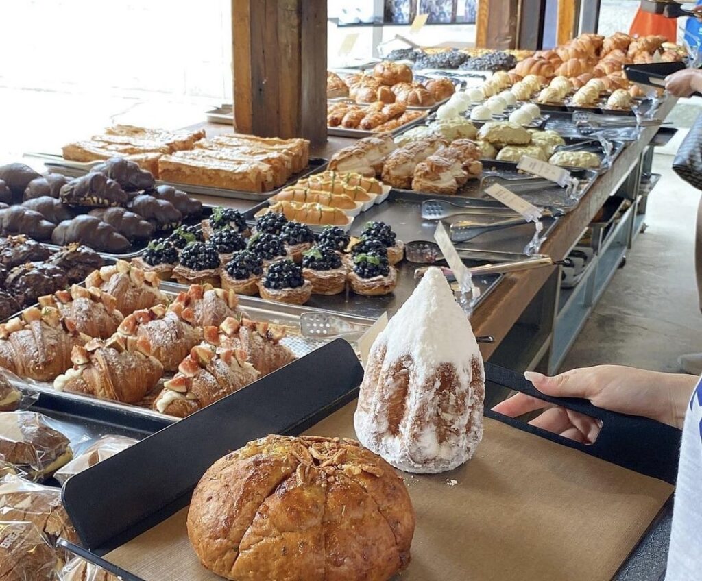 How do bakeries/cafe keep desserts and pastries out on open displays for the whole day without ruining it’s quality? How do bakeries/cafe keep desserts and pastries out on open displays for the whole day without ruining it’s quality?