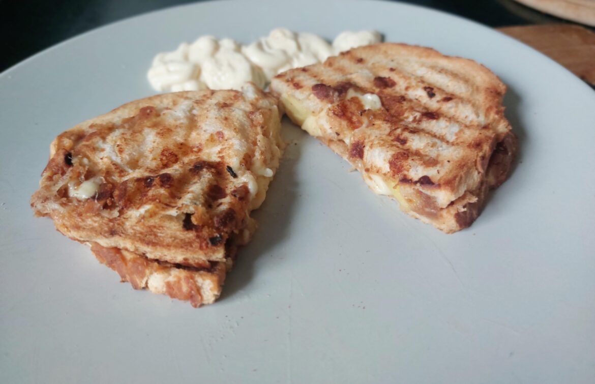 Tigerwhite + gouda + pineapple + peanutsauce/tabasco/chili