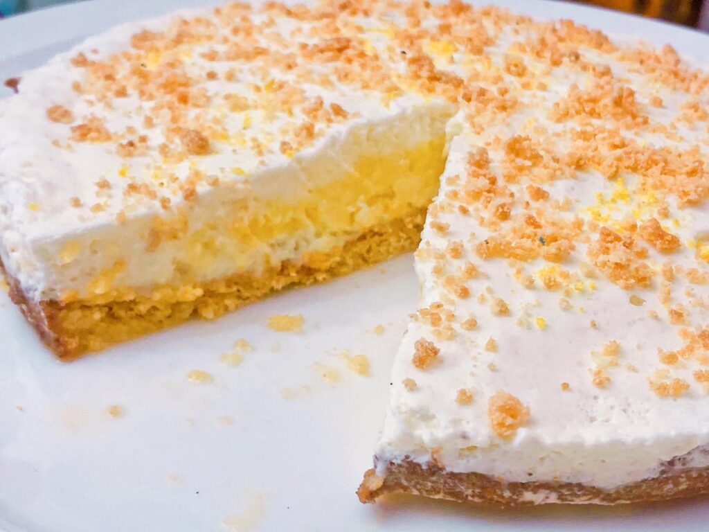 For once I didn’t mess everything up ! Actually tasty lemon vanilla mousse cake.