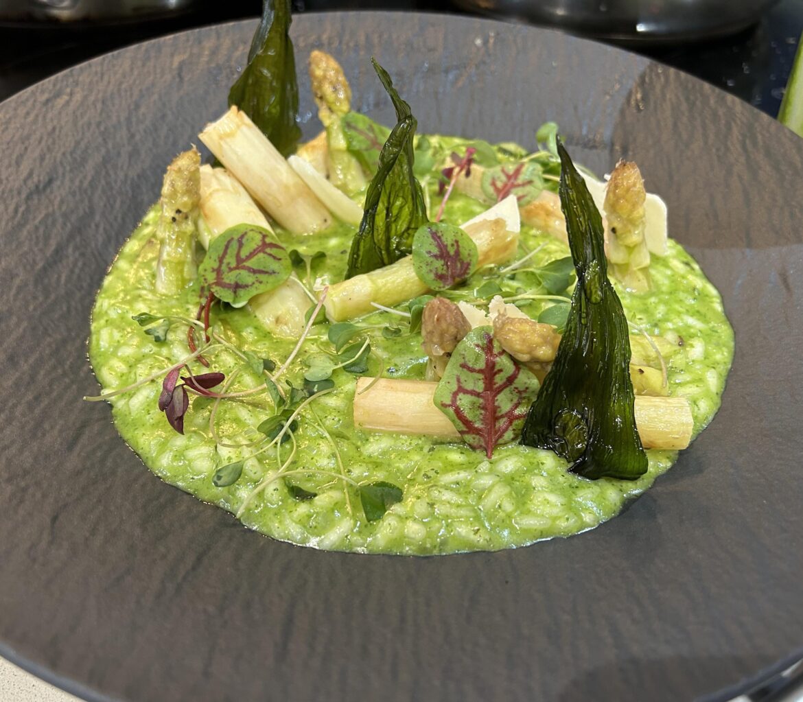Wild garlic risotto with white asparagus and wild garlic chip