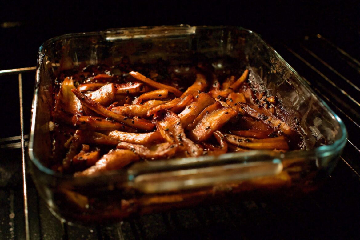 Roasted 더덕 Deodeok, but the European way: with parsnip instead of Deodeok root. Everything else is the same as in the Korean receipes.