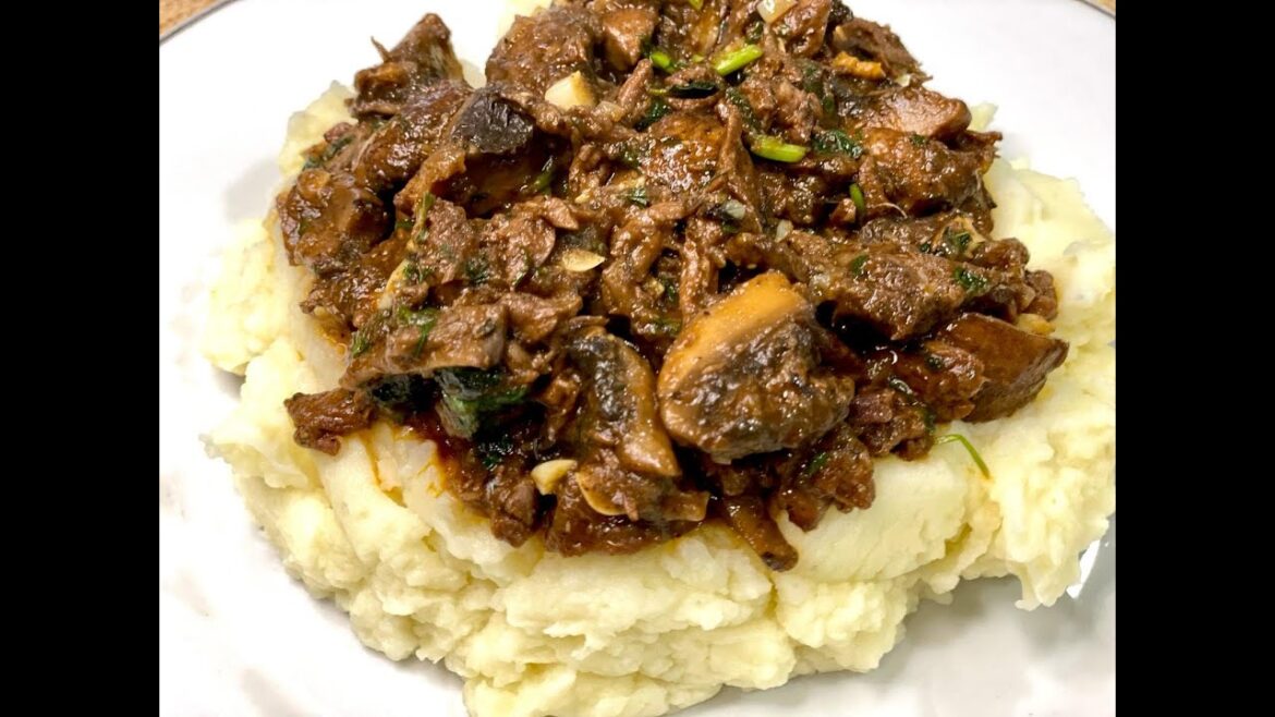 Beef Stroganoff w/mushrooms and mashed potatoes.