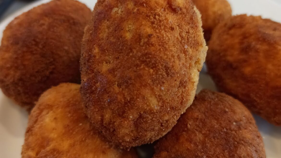 SO EASY TO MAKE ARANCINI (SICILIAN STYLE RICE BALLS) STUFFED WITH CHEESE OR PROSCIUTTO