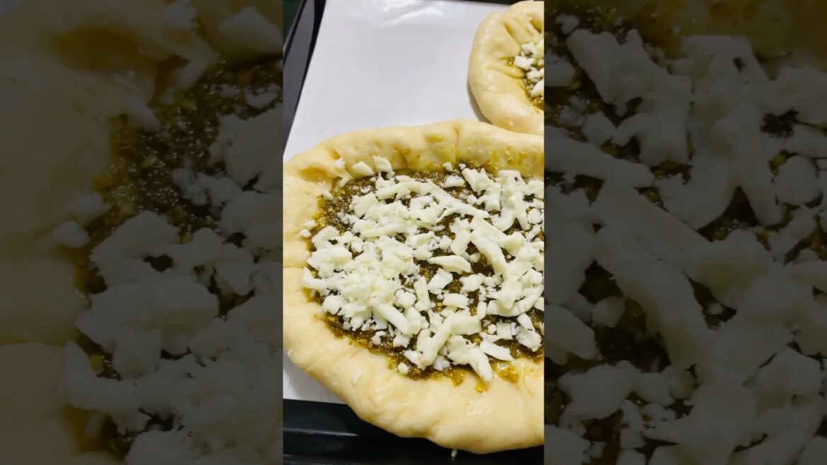 Zaatar and cheese fatayer  // zaatar bread // Safa’s cuisine #shorts