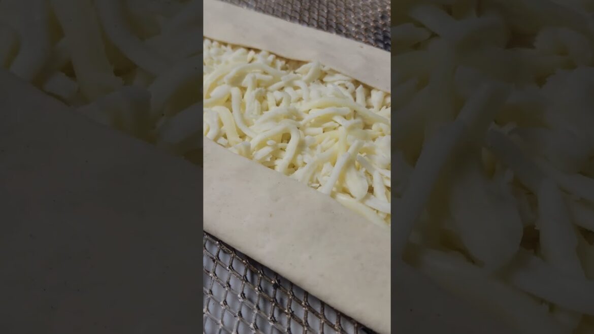 Cheese Turkish Pide / Peynirli Pide / Kaşarlı