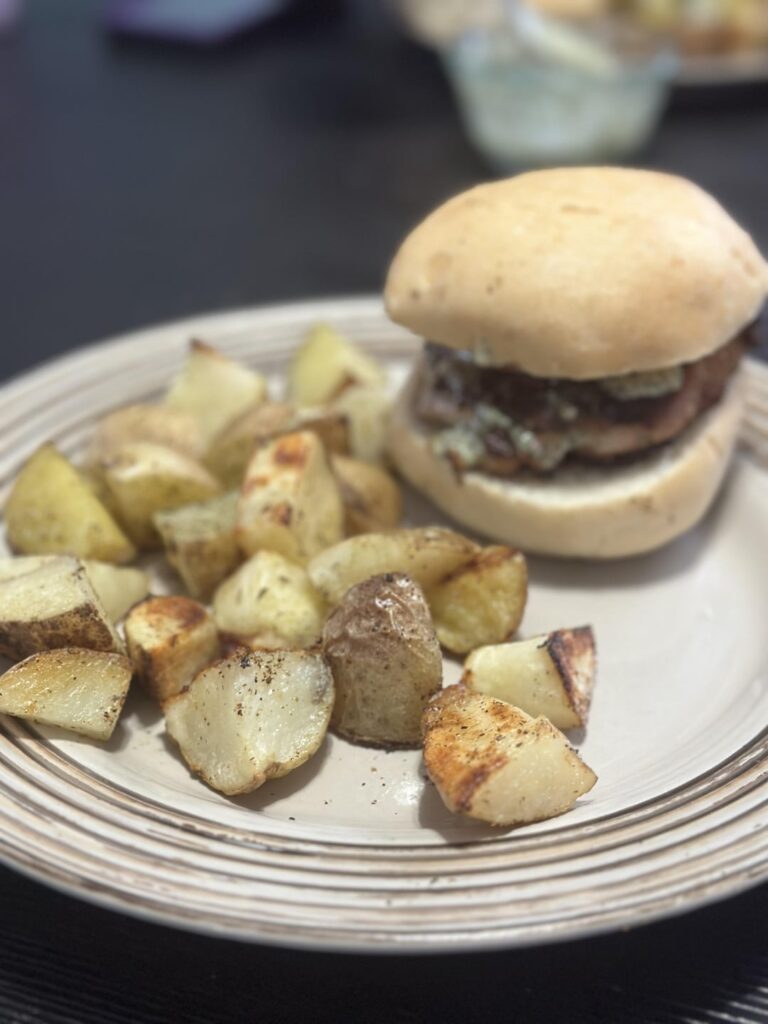 Pesto burgers with roasted potatoes