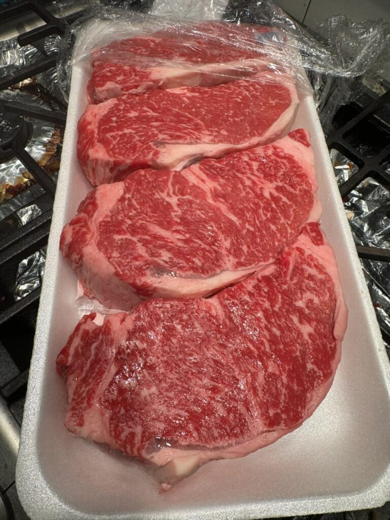 스테이크는 매우 신선하고 식감이 좋아 레스토랑에서 먹는 것과 같지만, 집에서 만든 것이 훨씬 더 실속 있고, 10조각은 밖에서 먹어야 한 번 먹을 수 있는 것과 대조적입니다