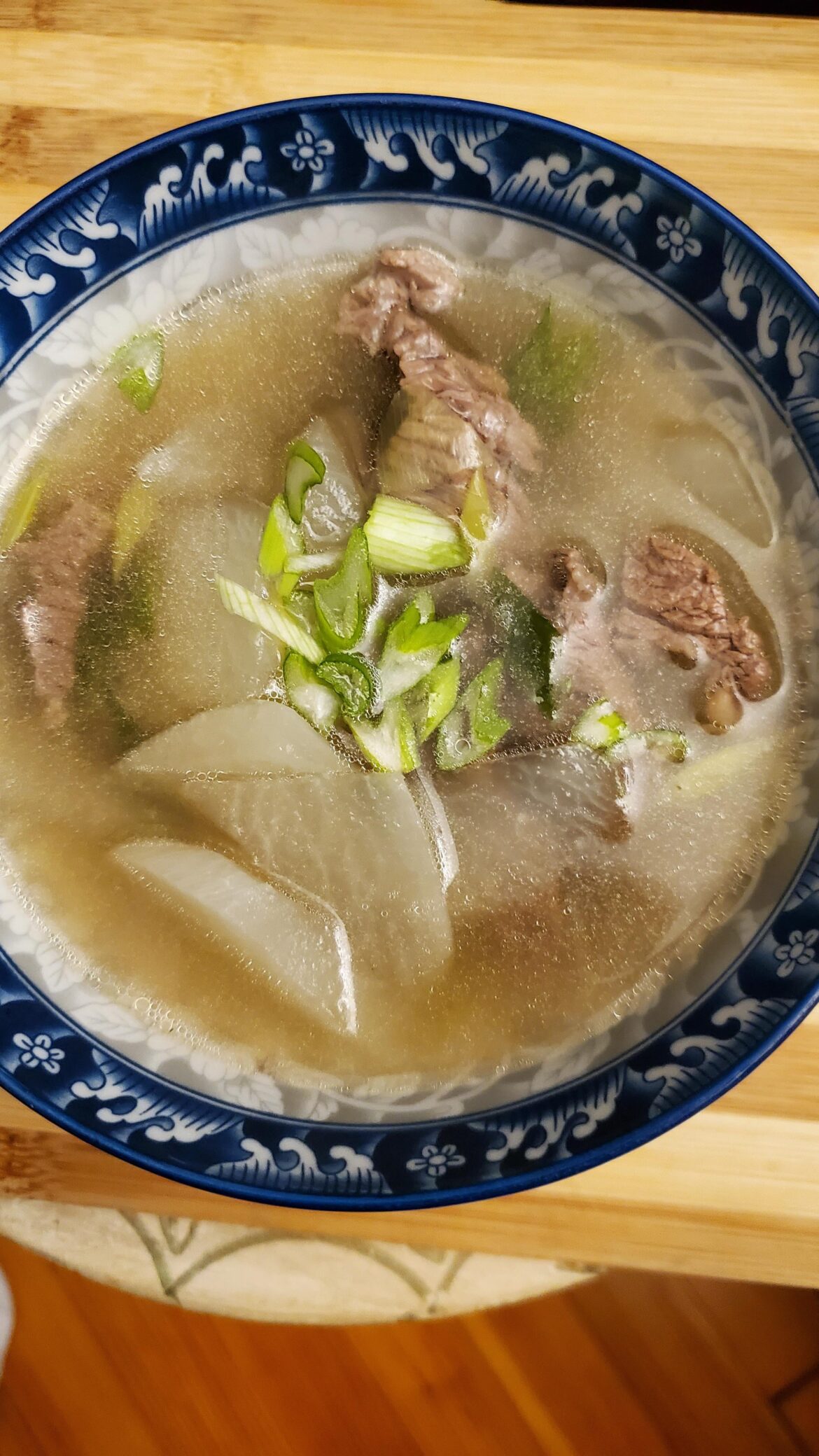 My grocery store had chuck steak on sale so I made Beef and radish soup. 
Soegogi-muguk 쇠고기무국.