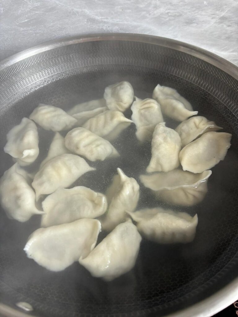 오늘은 집에서 직접 만두를 만들고 있는데 만두가 손을 흔들고 있어요.