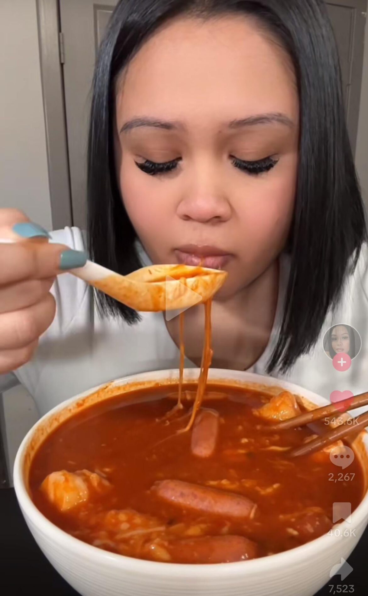 How did she get her Tteokbokki sauce to be so voluminous yet so thick? Is it a bunch more Gochujang? Oil?
