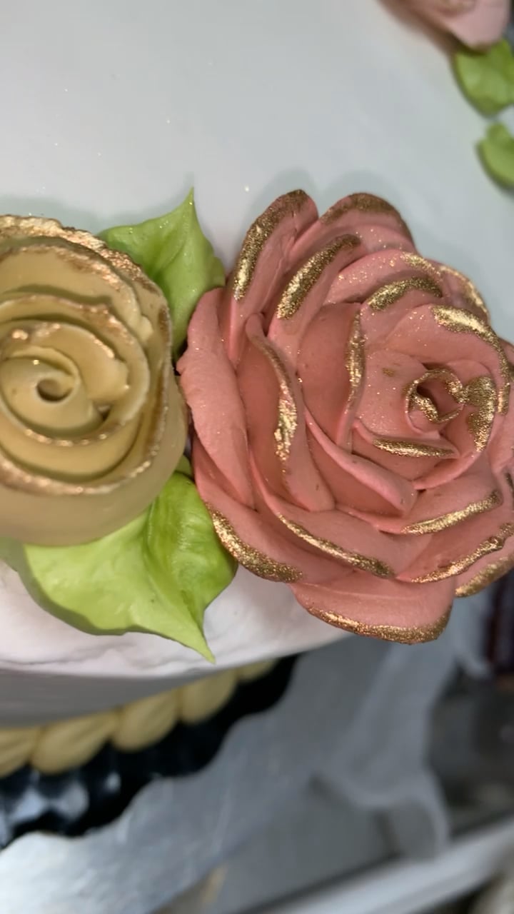 Buttercream roses - Dining and Cooking