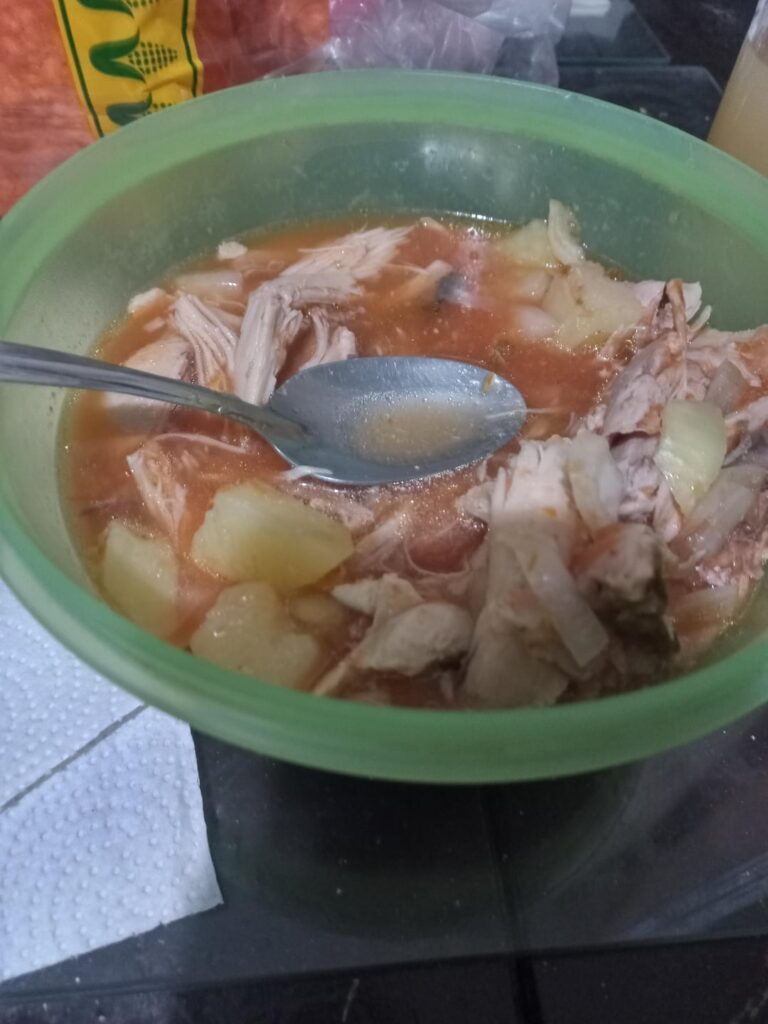 Caldito de pierna de pollo (picosito)