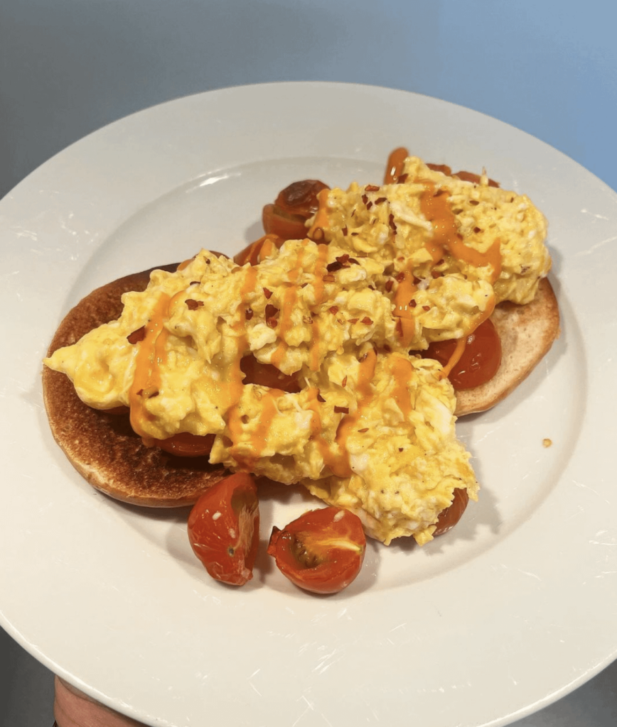 Lovely filling breakfast, using 3 eggs, one bagel thin, cherry tomatoes, Sriracha mayonaise & chilli flakes 👌🏼