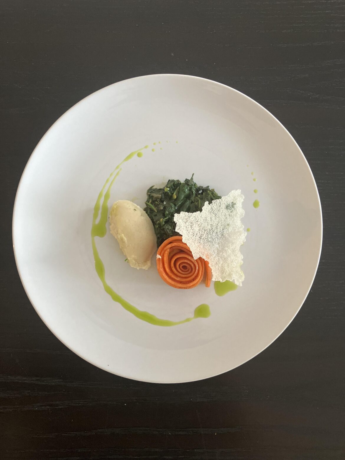 Carrot, spinache, limabean puree, chives-oil, fried ricepaper cracker.