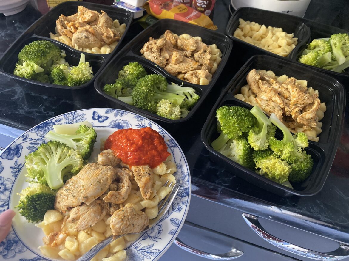 Chicken gyros, German „knöpfle“, blanched broccoli (331 kcal per portion)