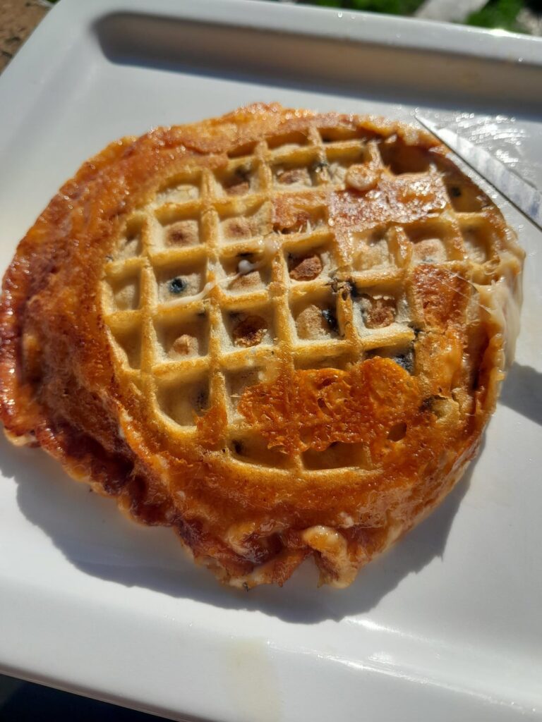 Pushing the boundaries of what still qualifies as a grilled cheese... (swipe for cheese pull)