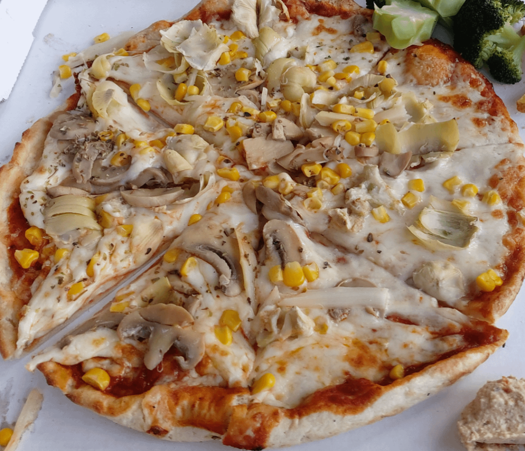 Pizza vegetariana with canned artichokes, canned mushrooms, canned corn and canned, white asparagus. Tasted bomb.