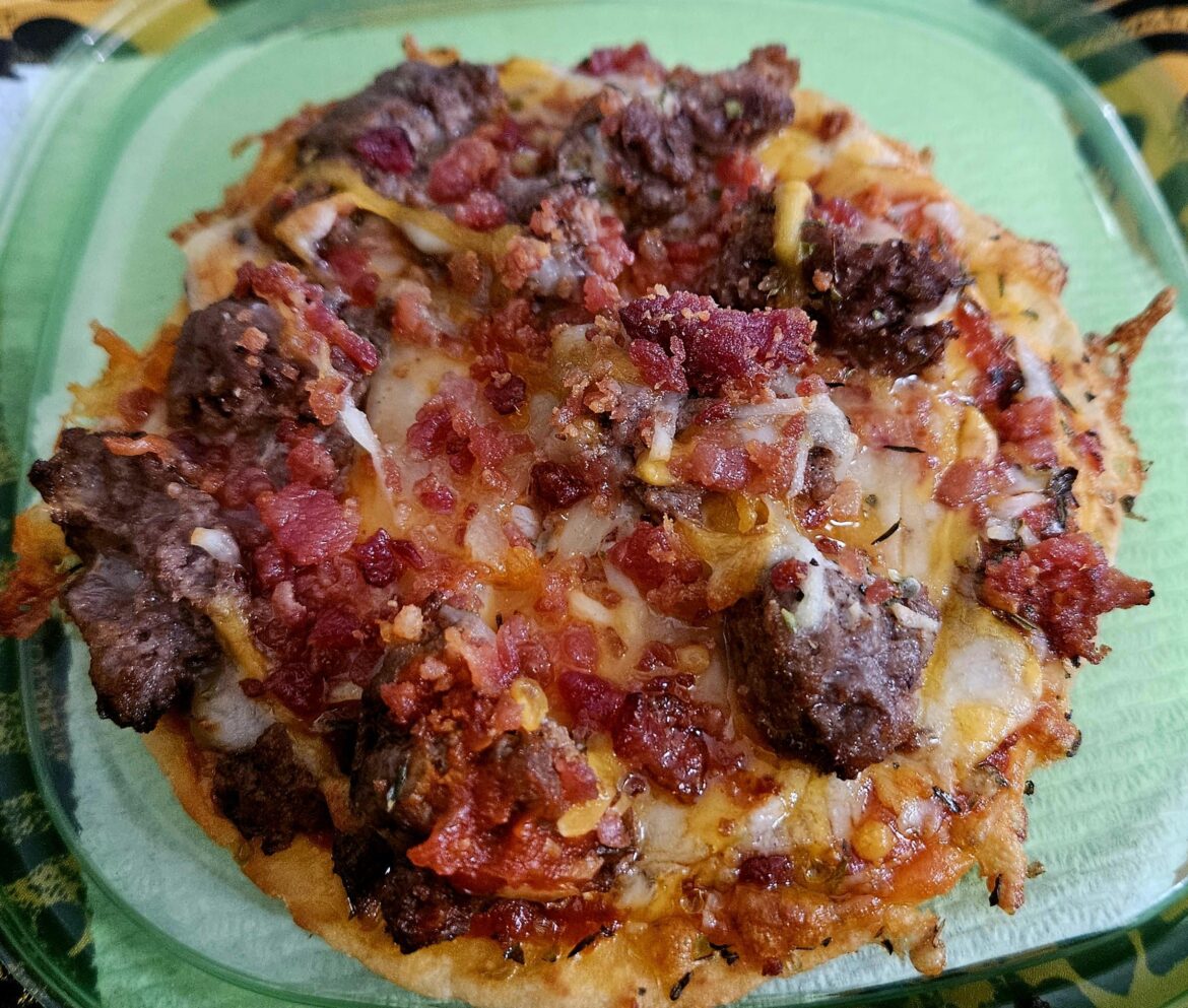 Keto hamburger pizza