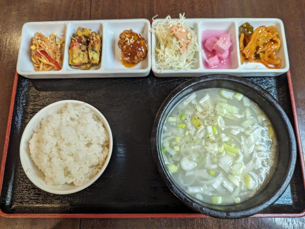 Seolleongtang (beef bone soup) & ginger highball at 마녀 김밥/魔女キンパ in Tokyo