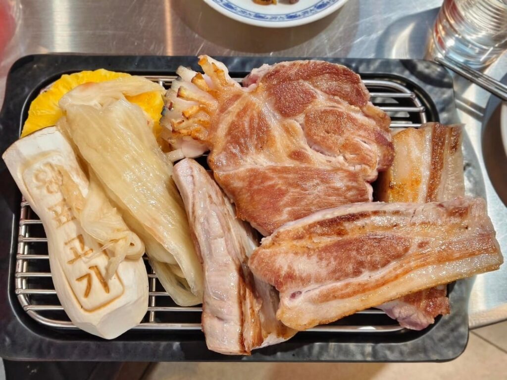 한국에 오시면 정통 한국식 바베큐를 맛보실 수 있으며, 독특한 요리법과 맛있는 맛을 경험하실 수 있습니다