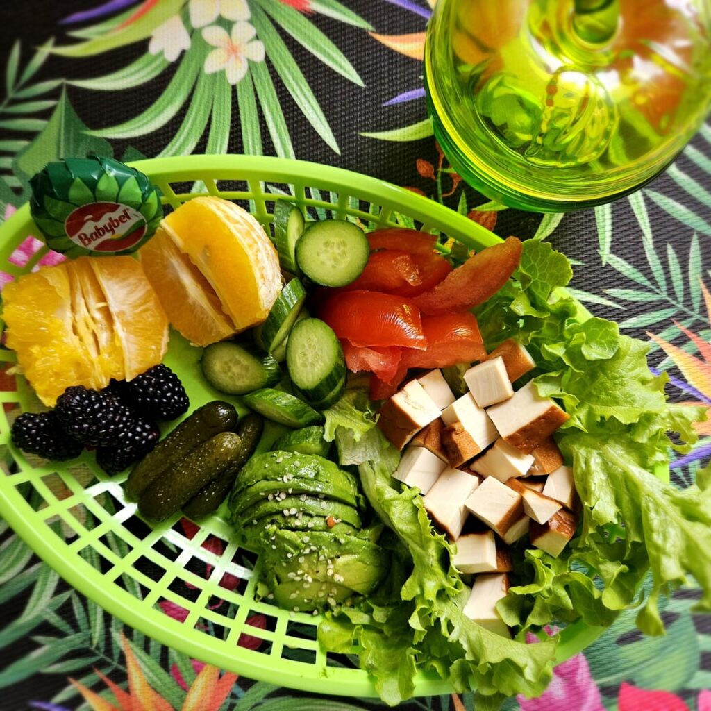 Smoked tofu with raw vegetables and fruits - picnic style (~382 calories)