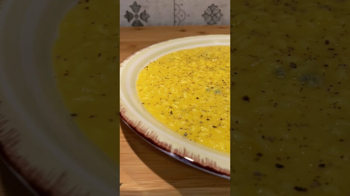Risotto con zafferano e gorgonzola | Risotto with saffron and gorgonzola #food #wine #italianfood Risotto con zafferano e gorgonzola | Risotto with saffron and gorgonzola #food #wine #italianfood