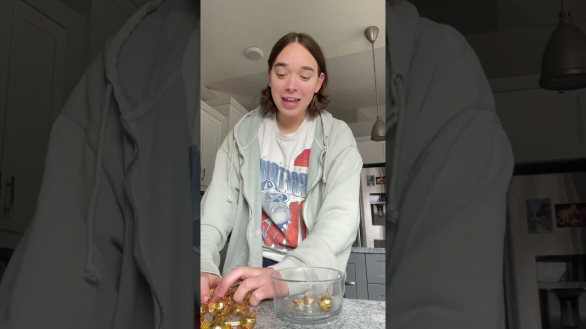 Making caramel apple tanghulu #shorts Making caramel apple tanghulu #shorts