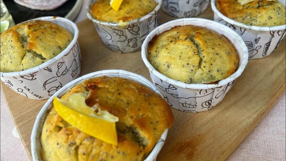 Incredibly moist and low sugar lemon poppyseed muffins | Healthy recipe Incredibly moist and low sugar lemon poppyseed muffins | Healthy recipe
