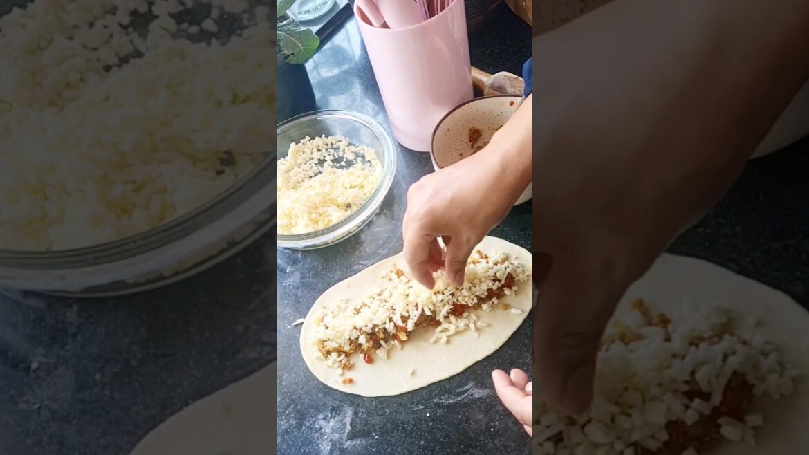 #cheesebread #turkishpide #bread #breakfast #pizza #pide #cheese #pidepizza #shorts #youtubeshorts