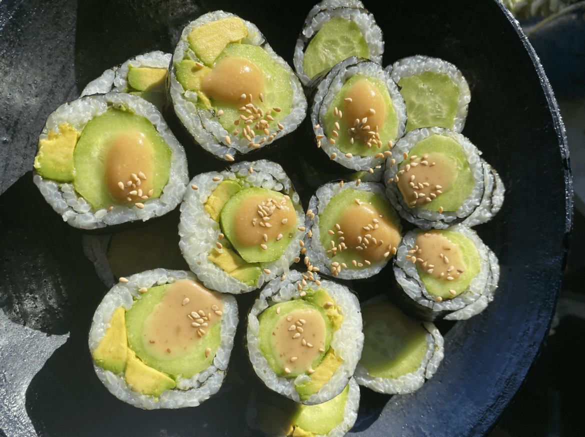The Famous Choi Hwajeong's Whole Cucumber Kimbap 최화정님 김밥! Too good to be a diet recipe ><
Recipe in the comment section!