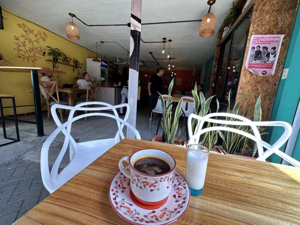 Cafécito y una buena conversación es todo lo que necesito para ser feliz ☕😘