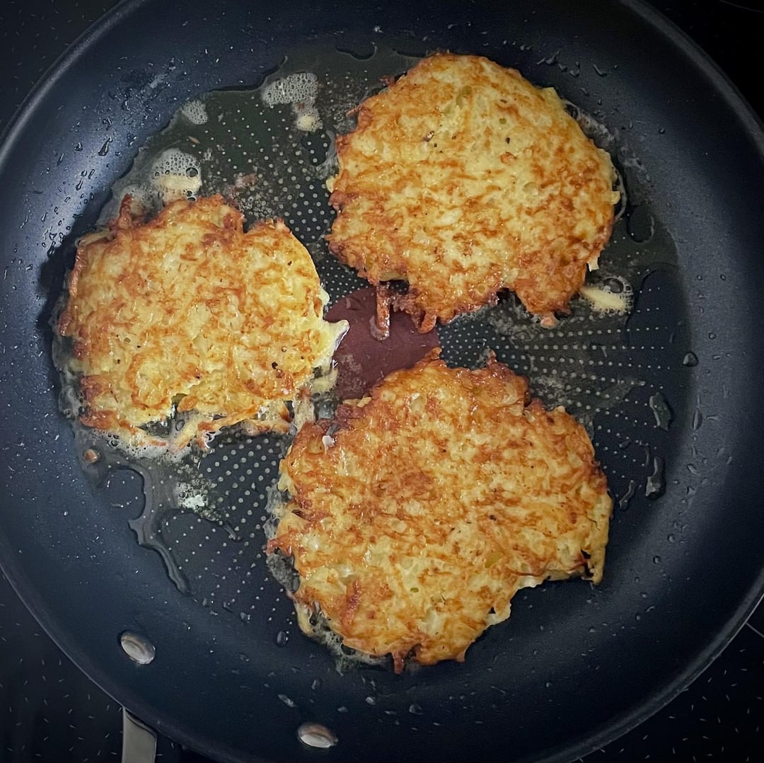 Hash browns with smoked salmon, crème fraîche and chives or with apple sauce? Dining and Cooking