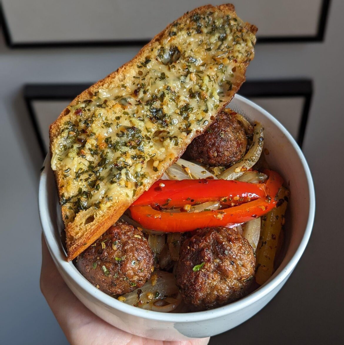 garlic bread with spaghetti and meatballs.