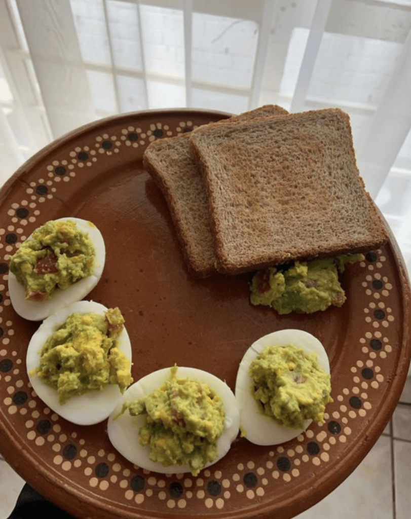 Eggs with guacamole and whole wheat bread, a very healthy food