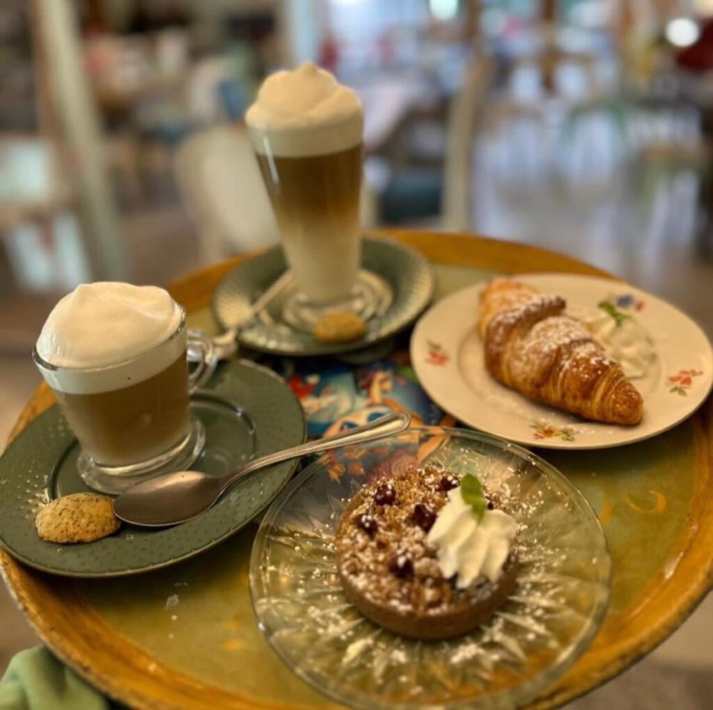 These cafes are themed by Alice of Wonderland