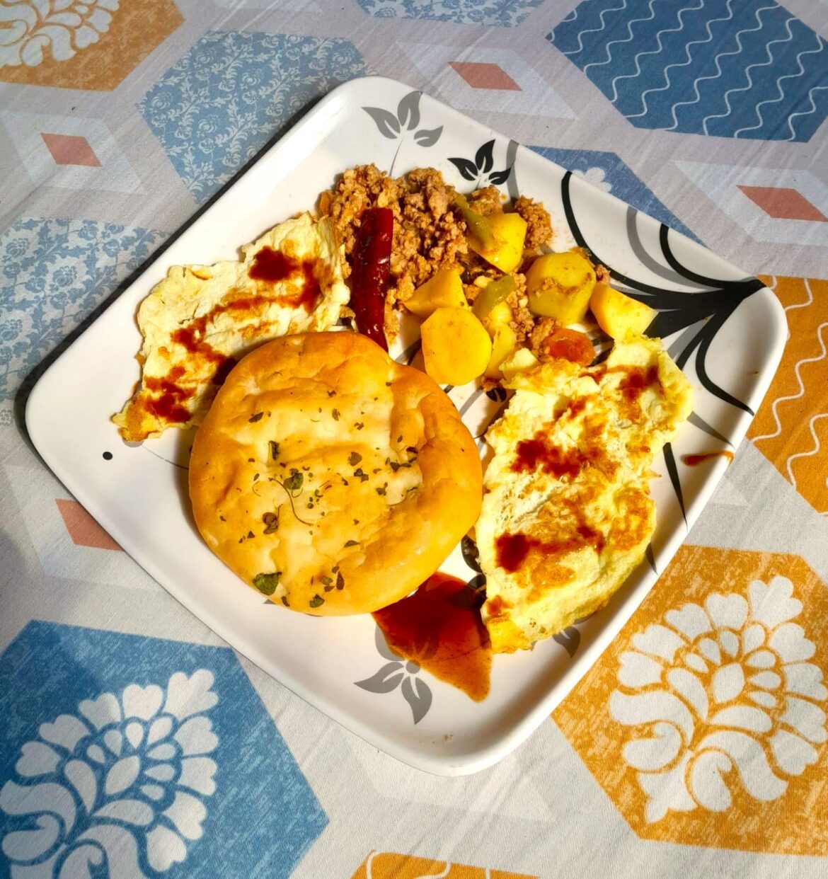 Spicy Doaba Minced Meat & Potatoes with Omelette and Bread Kulcha