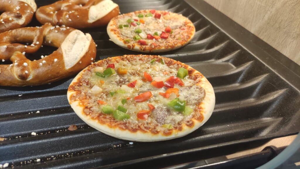 "Pizza Salami" and "pizza vegetarian" in local Lidl.