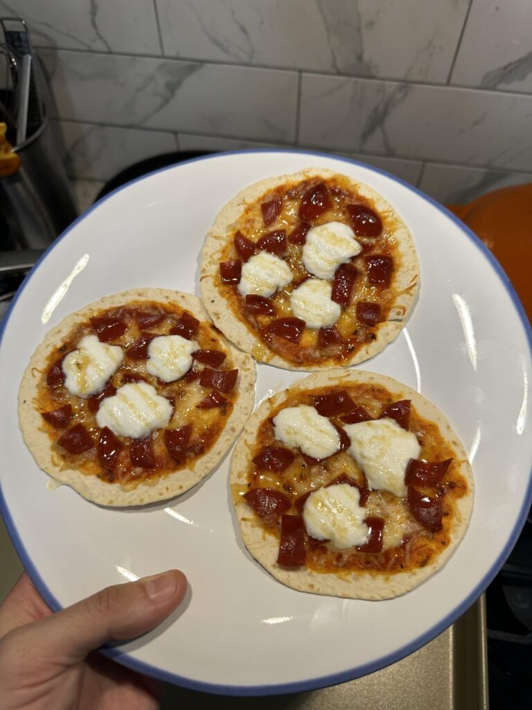 94 calories a pop 💡 mini tortilla turkey pep + ricotta pizzas with hot honey 🥵🍯
