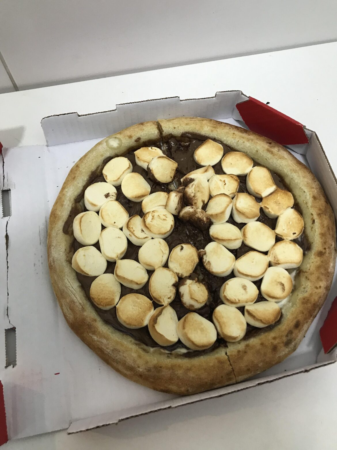 Pizza de doce de leite com nutella e marshmallow